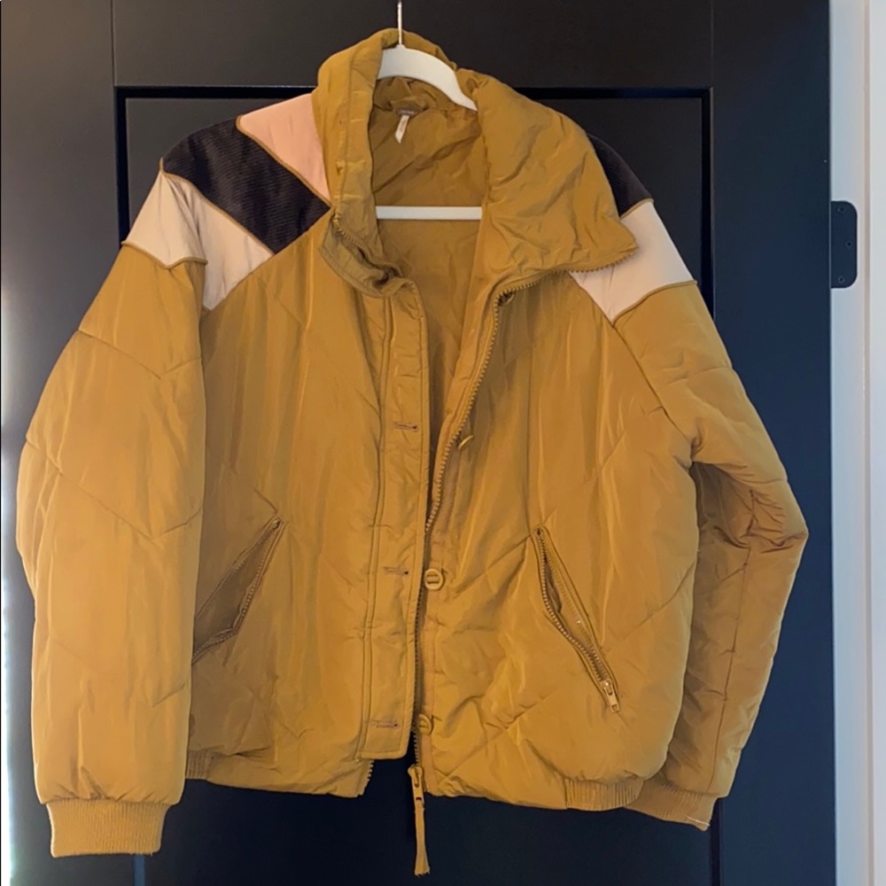 Adorable Free People puffer coat